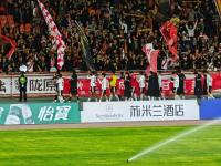 杏彩体育-感受激情！球场外球迷呐喊声不绝于耳的简单介绍