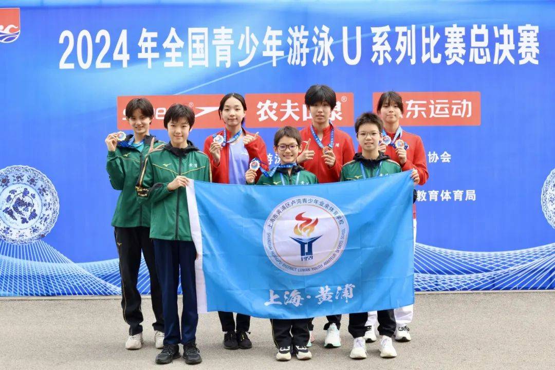 游泳选手精准泳姿，夺得冠军头衔