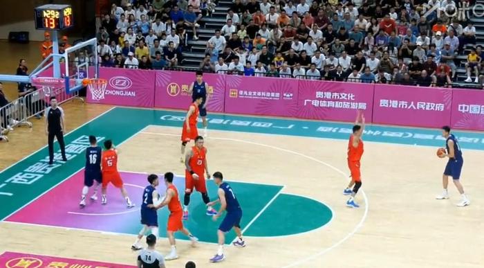 北京男篮对阵大连队，全队备战意志坚定