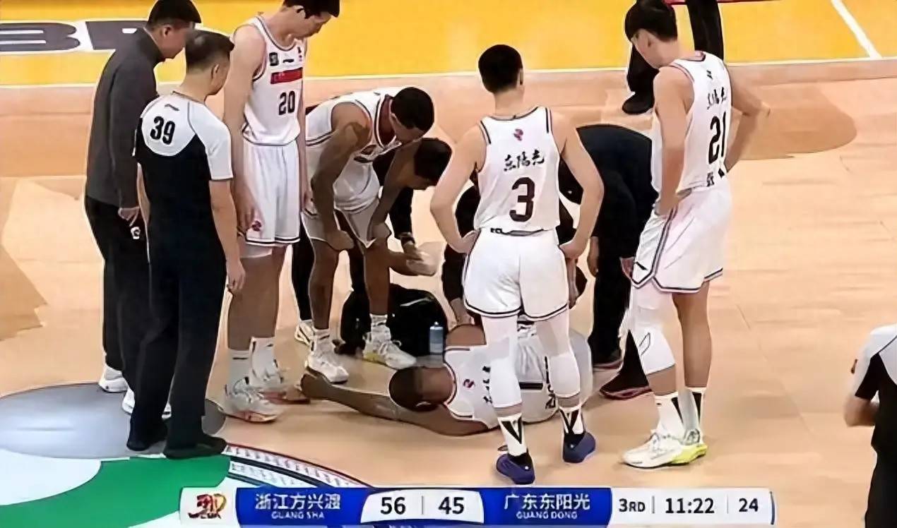 关于广东外援贝兹利突发受伤倒地无奈坐轮椅离场的信息