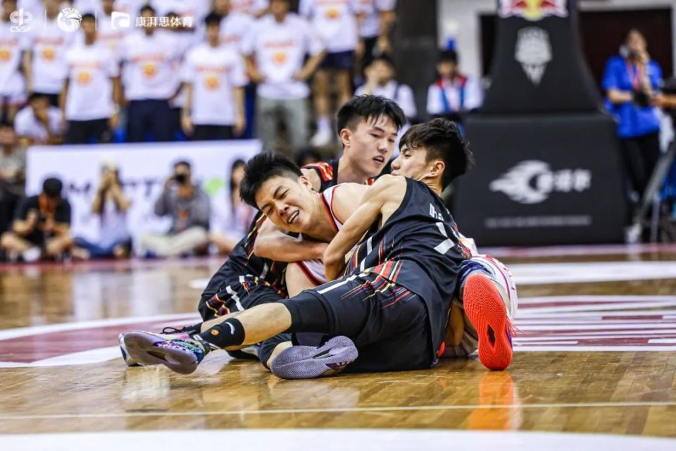 叶润峰全场16中4，三分14中2得到10分3板2助1抢断